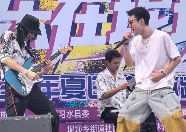 习水：“清凉一夏·乐在坭坝”路边音乐会“点燃”乡村夜晚