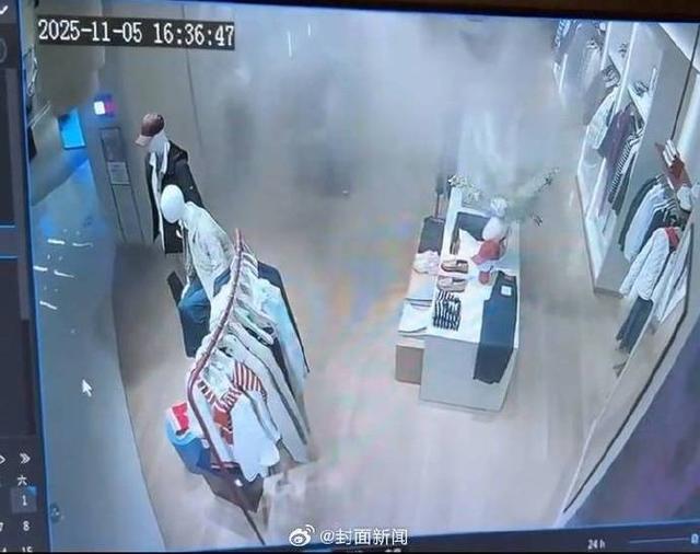 女子在重庆一商场点燃衣服，火灾未造成伤亡，涉事店铺已恢复正常运营，当地警方已介入