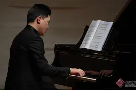 “云南节奏 生生不息”系列音乐会——“低音国度·游吟诗人”苏瑞专场音乐会在昆明举行图片