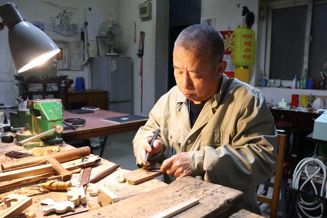 红灯厂火了，再访老职工郭燕青：传承文化要像点宫灯一样薪火不息