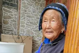 82岁白族奶奶清唱《蝴蝶泉边》图片