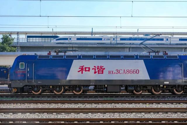 北京这两座火车站相距不足百米，网友：千万别走错！