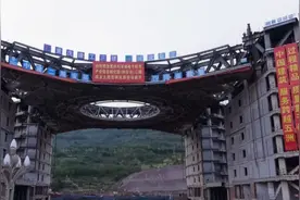 西部首个千吨级“X 形”桁架成功升顶 重庆再添科技办公新地标图片