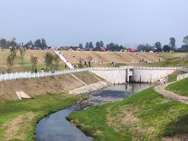 六安一处河堤草坡，国庆假期变成滑草乐园