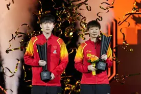 王楚钦与王曼昱合影，乒乓球WTT福冈总决赛颁奖仪式举行图片