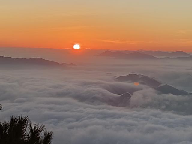 岳西牛草山清晨现美丽云海日出