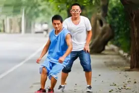 双胞胎弟弟不幸脑瘫，哥哥帮助180名残障人士融入社会图片