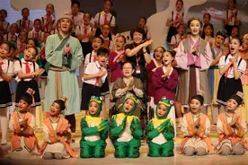 “新学堂歌”音乐会在京上演 谷建芬登台同唱《歌声与微笑》图片
