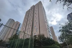 青岛千万元级瞰海顶复豪宅新年首拍！起拍价1400万元，可俯瞰奥帆中心，同小区一更小户型曾拍出同价位图片