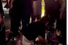 “宝贝，妈妈在救阿姨呢！”图片