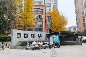 荆门一小区外墙脱落引纠纷，责任谁来担？图片