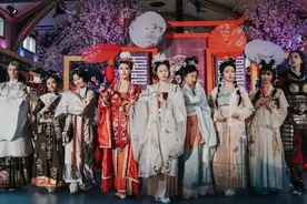 用汉服打破身材焦虑，外国女生空运买来穿图片