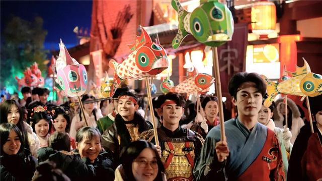 河南开封清明上河园：汉服免费？鱼灯免费？游园免费？快来开封一起感受辛弃疾笔下的“一夜鱼龙舞”！