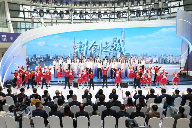 上海科技先锋分享创新故事，华山医院院长和脑机接口植入病人一同上台