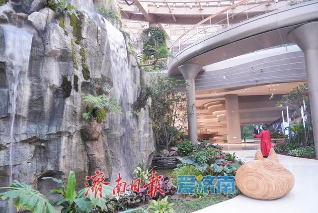 鹊华中新园特色景观引游人争相打卡