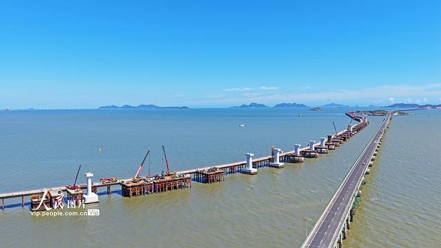 浙江临海：头门港铁路跨海大桥建设正酣