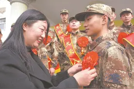 新兵赴军营图片
