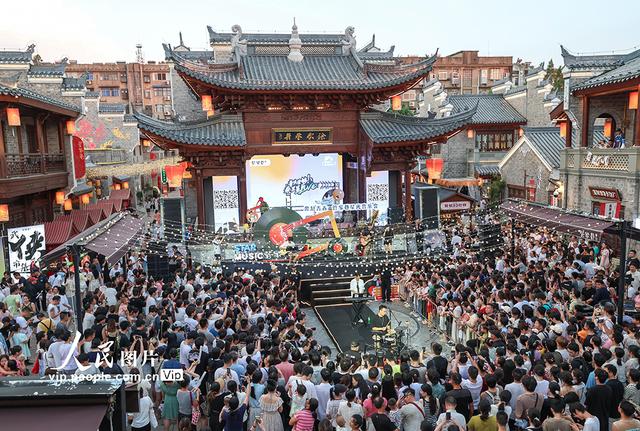 湖北襄阳：古城“夜经济”红火