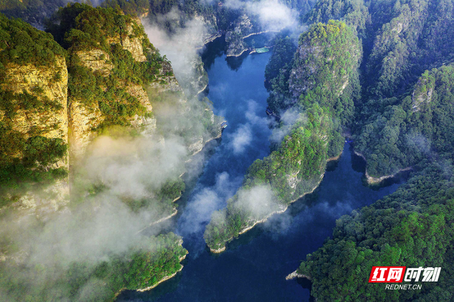 张家界宝峰湖：深秋雨后初晴，山水云雾绘就仙境画卷