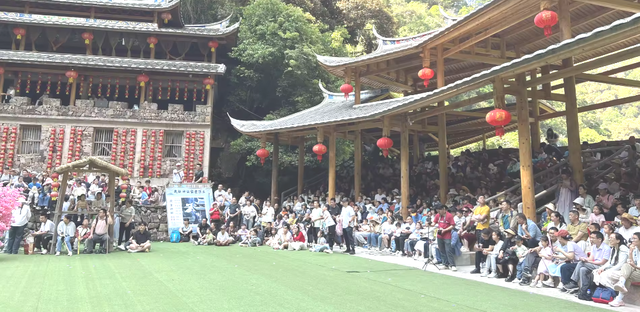 国庆爆火！福建侠天下刷屏，游客直呼：“这哪是景区？分明是武侠梦照进现实！