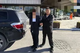 拿同事手机当“提款机”？男子偷转同事8万余元被刑拘！图片