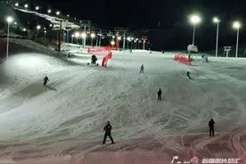 夜滑开板！在阿勒泰下班后还能过“滑雪瘾”图片