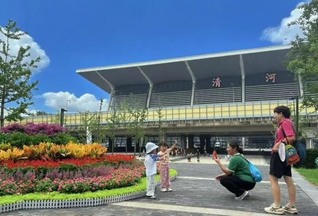 北京市部分火车站地区主题花坛盛装亮相！“国门印象”邀您共赏——