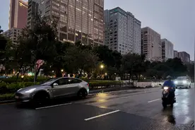 香港将发八号烈风或暴风信号，部分学校明日将停课图片