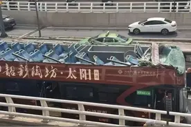 河南一双层公交被“削顶”！这些位置尽量别坐图片