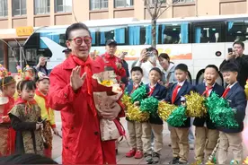 “美猴王书屋”落户济南东城逸家小学，六小龄童助阵揭牌图片