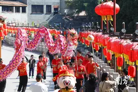 多图｜舞龙闹古村，茶山南社明清古村落迎来“游客潮”图片