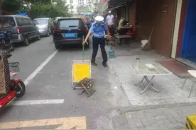 商家私占公共停车位，交警整治还“位”于民图片