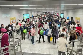 地铁挤到破纪录！武汉这里好多人图片