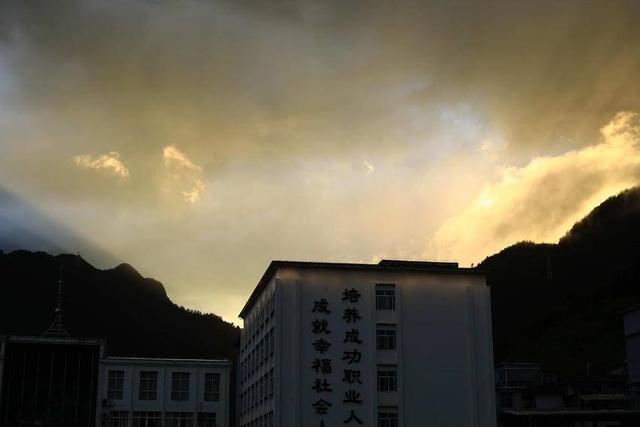 鹤峰秋来风景异 彩虹霞光映容美