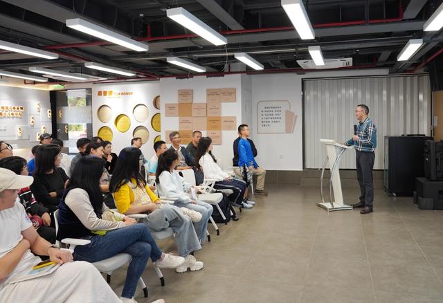 这堂“深圳历史课”不在教室！尹昌龙街头开讲，深圳读书月首场走读活动圈粉无数