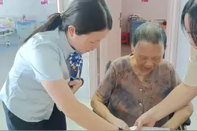 八旬奶奶忘密码 建行专员上门解难题图片