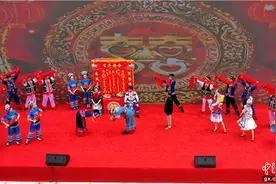 广西凤山举办空中婚礼民俗展演活动欢度“三月三”图片