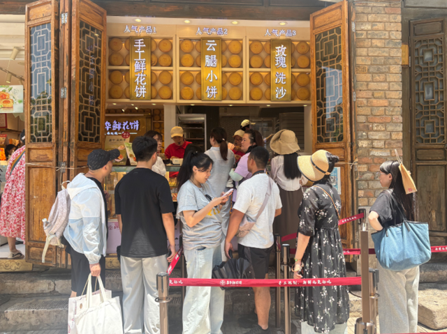 暑期旅游热 带动云南特色商品销售火爆