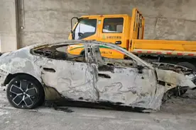 小米SU7事故时疑“车门锁死”？业内人士：若解锁信号无法传输时会出现图片