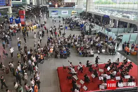 成都东站：候车厅里的音乐节图片