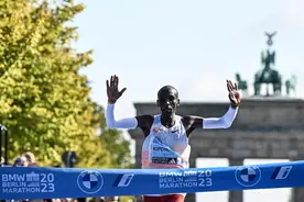 王者归来！基普乔格卫冕柏林马拉松冠军，波士顿“惨败”后迅速重塑信心图片