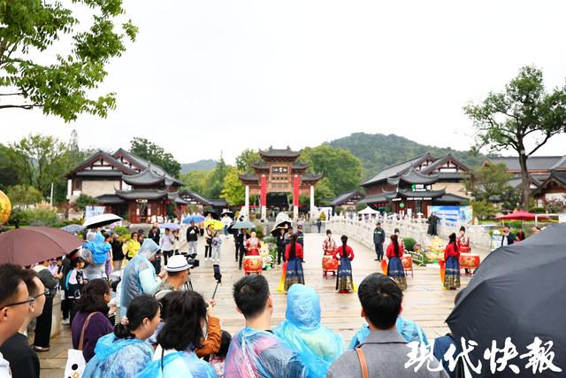 2025栖霞山“江山入戏”赏枫系列活动开启：邀您入景入戏，共赴山间风雅