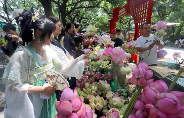 江苏苏州：荷花市集热闹非凡