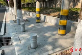 2.1公里人行道栽满阻车桩，建设单位：按个结算，将整改图片