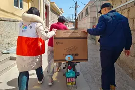 一张气垫床，凝聚助老情  ——“幸福小屋”项目为特困老人安装防褥疮床垫图片