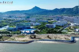 壹点探校|山东有所高颜值海边大学，一起来看碧海银滩吧图片