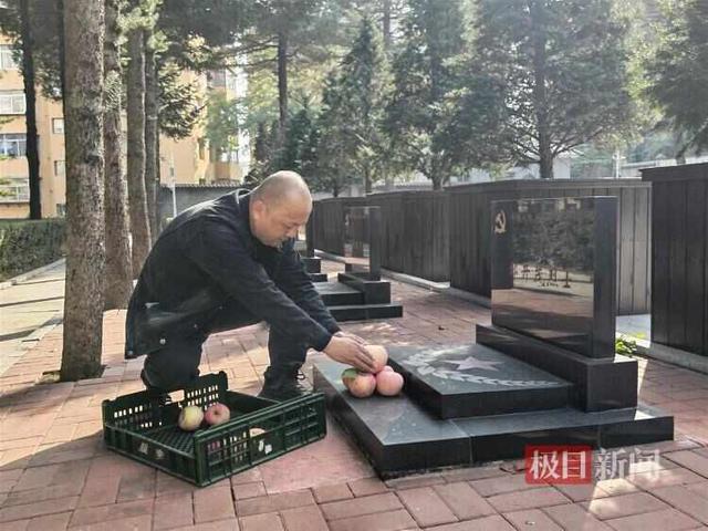 男子带1650个苹果到抗美援朝烈士陵园