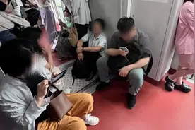 不提倡车厢内使用小板凳！图片