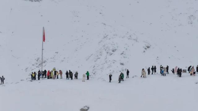 刷屏预警｜达古冰川今日大雪！山上山下，一片纯白浸心脾
