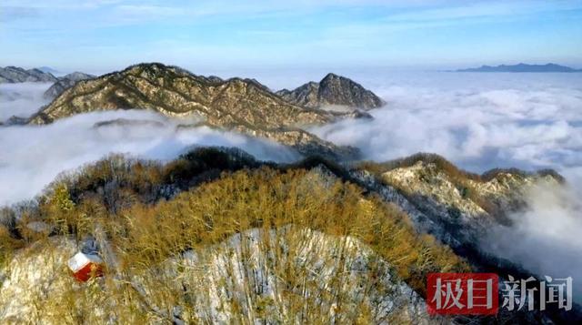 湖北偏头山国家森林公园雪后盛景：云海铺底 金顶耀光